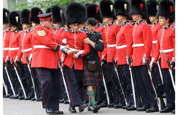 غش کردن اعضای گارد سلطنتی کانادا هنگام بازدید خانم فرماندارکل (تصویری) Tafrihi.Com