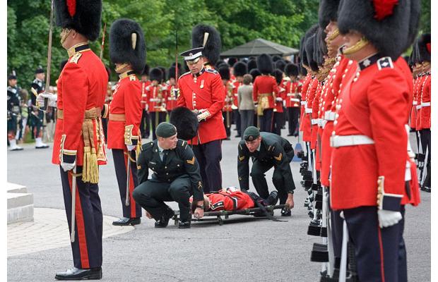 غش کردن اعضای گارد سلطنتی کانادا هنگام بازدید خانم فرماندارکل (تصویری) Tafrihi.Com