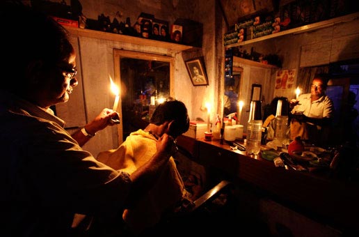  آرایشگری در شهر کلکته زیر نور شمع
