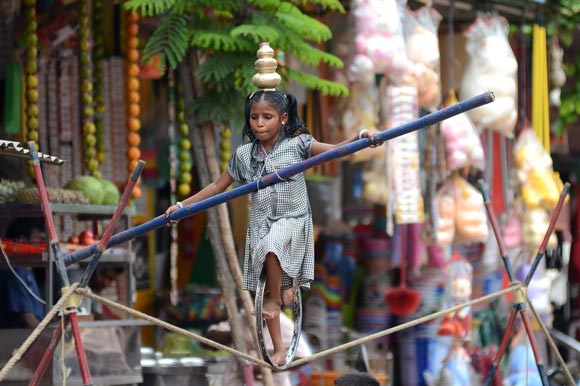 دختر بچه هندی در حال نمایش بندبازی