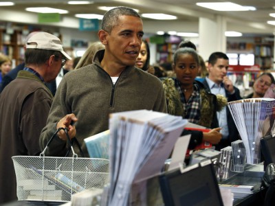 خرید اوباما از کتابفروشی (+عکس)