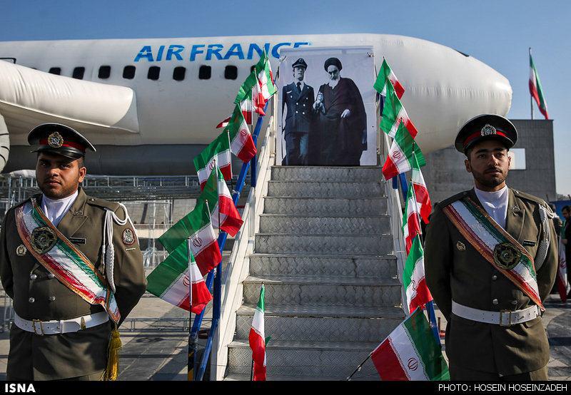 هواپیمای بادکنکی نمادین حامل امام (ره) در مشهد (عکس)