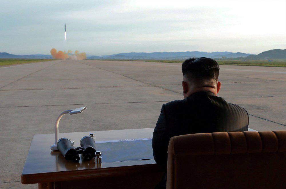 رهبر کره شمالی در حال تماشای پرتاب موشک (+عکس)