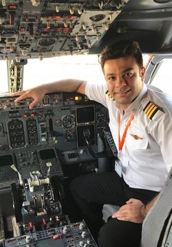 کمک خلبان جنجالی بعد از چند ساعت بازداشت، آزاد شد