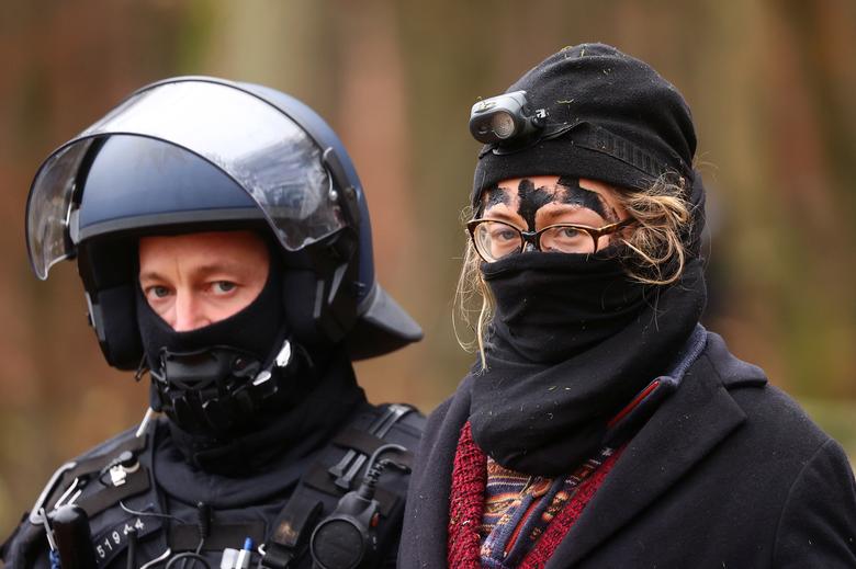 معترضان به ساخت بزرگراه در میان جنگلهای آلمان (+عکس) معترضان به ساخت بزرگراه در میان جنگلهای آلمان (+عکس)