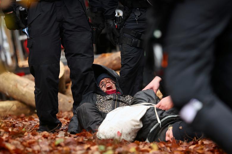 معترضان به ساخت بزرگراه در میان جنگلهای آلمان (+عکس) معترضان به ساخت بزرگراه در میان جنگلهای آلمان (+عکس)