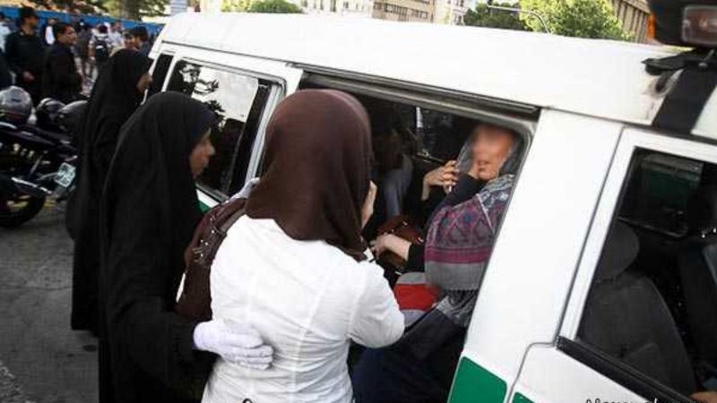 گل رز در مترو ، گشت ارشاد در بیرون؛ تبلیغ حجاب با پلیس و دستبند جواب عکس می دهد گل رز در مترو ، گشت ارشاد در بیرون؛ تبلیغ حجاب با پلیس و دستبند جواب عکس می دهد