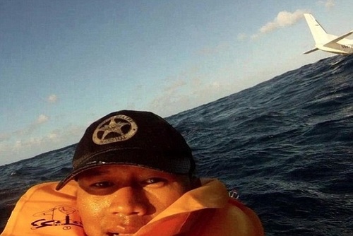 عکس سلفی اندکی پس از سقوط هواپیما در نزدیکی جزیره هاوایی آمریکا. در این سقوط یکی از مسافران کشته شد. 
