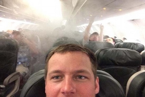 عکس سلفی در وضعیت هرج و مرج داخل کابین مسافران هواپیما به دلیل وجود دود 
