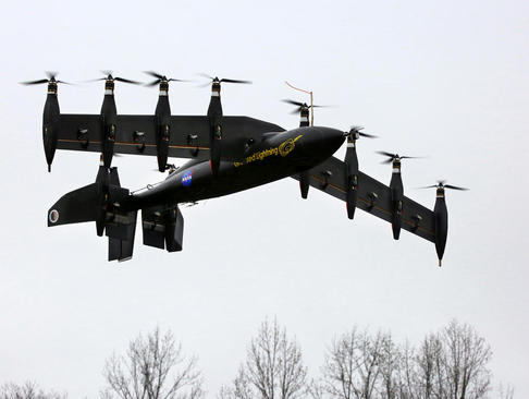 پرواز آزمایشی هواپیمای 10 موتوره که انرژی آن از باتری تامین می شود. این هواپیما که می تواند همانند هلی کوپتر نیز پرواز کند از سوی ناسا طراحی شده است (ویرجینیا – آمریکا)