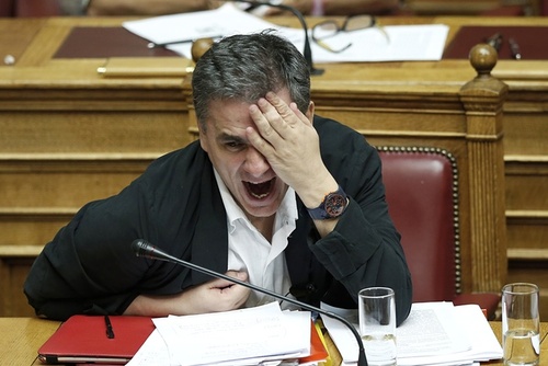 خمیازه وزیر اقتصاد یونان در نشست طولانی پارلمان برای بررسی  بحران مالی 
