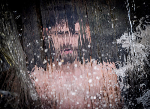 مرد بلاروسی در گرمای 35 درجه سانتیگراد شهر مینسک زیر یک فواره آب 