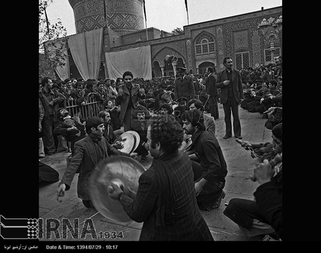 روز عاشورای حسینی ( 30 آذر 1356)، مردم تهران درمراسم عزاداری در حرم حضرت عبدالعظیم شرکت می کنند