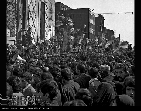  روز عاشورای حسینی (13بهمن 1352)، مردم تهران درمراسم عزاداری در محدوده بازار تهران شرکت می کنند