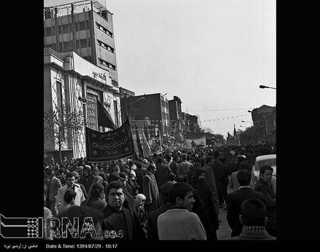 مقارن با روز عاشورای حسینی (13بهمن 1352)، مردم تهران درمراسم عزاداری در محدوده بازار تهران شرکت می کنند