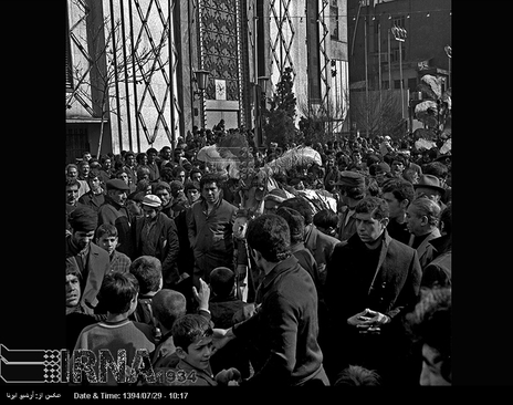 روز عاشورای حسینی (13بهمن 1352)، مردم تهران درمراسم عزاداری در محدوده بازار تهران شرکت می کنند
