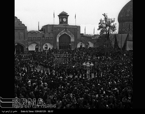 روز عاشورای حسینی (30 آذر 1356)، مردم تهران درمراسم عزاداری در حرم حضرت عبدالعظیم شرکت می کنند