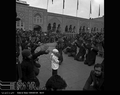 روز عاشورای حسینی (13بهمن 1352)، مردم تهران درمراسم عزاداری در محدوده بازار تهران شرکت می کنند