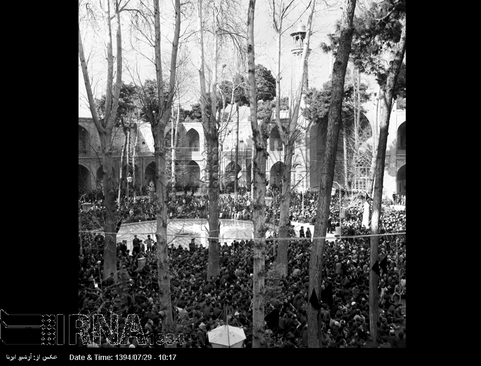 روز عاشورای حسینی (17 اسفند 1349)، مردم تهران درمراسم عزاداری در محدوده مسجد سپهسالار (مسجد مطهری) شرکت می کنند