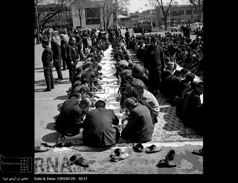 روز عاشورای حسینی (17 اسفند 1349)، در محدوده میدان بهارستان تهران، غذای نذری پس از مراسم عزاداری توزیع می شود