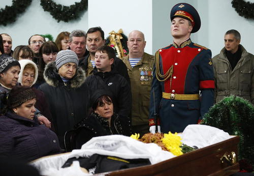 مراسم تدفین تفنگدار دریایی روسیه که در عملیات امداد و نجات خلبانان روسی در سوریه کشته شد – نووچرکاسک روسیه