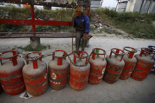 صف کپسول های خالی گاز در انتظار کامیون توزیع کپسول – کاتماندو نپال