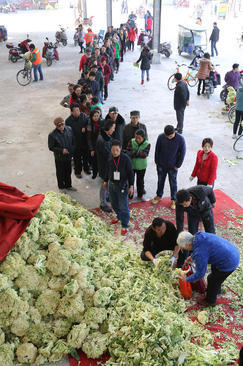 توزیع بیش از 75 تن سبزیجات مجانی از سوی کشاورزان میان مردم در بازاری در شهر شیان چین