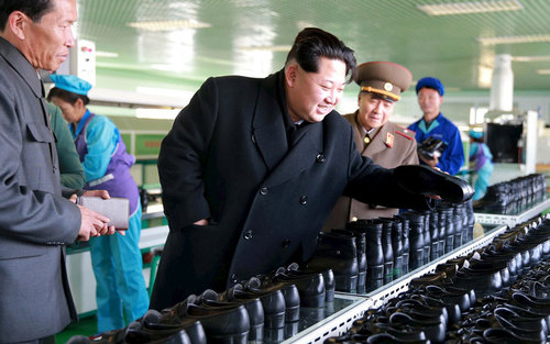 بازدید رهبر کره شمالی از کارخانه تولیدی کفش وونسان در شهر پیونگ یانگ