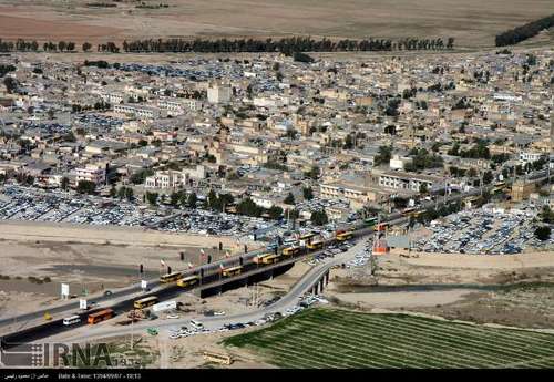 هزاران نفر از زائران حسینی در گیت های پایانه مرزی مهران در اننظار خروج از مرزهای ایران به سمت کربلا برای برگزاری مراسم اربعین هستند