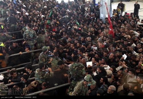 هزاران نفر از زائران حسینی در گیت های پایانه مرزی مهران در اننظار خروج از مرزهای ایران به سمت کربلا برای برگزاری مراسم اربعین هستند