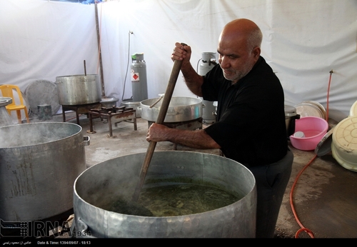 تصویر خدمات دهی به هزاران نفر از زائران حسینی در گیت های پایانه مرزی مهران که در اننظار خروج از مرزهای ایران به سمت کربلا برای برگزاری مراسم اربعین هستند را نشان می دهد