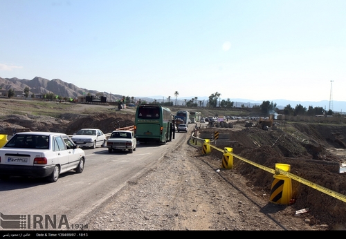 محور ایلام به مهران به دلیل استفاده زائران کربلای حسینی از خودروهای شخصی شاهد ترافیک سنگین است