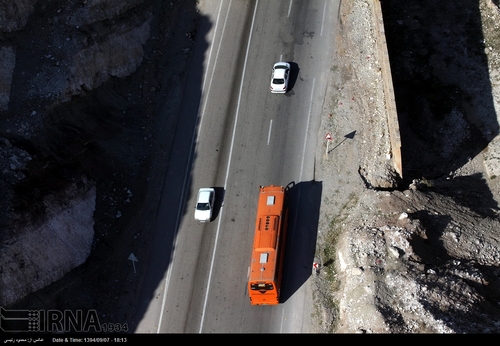 هزاران نفر از زائران حسینی در گیت های پایانه مرزی مهران در اننظار خروج از مرزهای ایران به سمت کربلا برای برگزاری مراسم اربعین هستند