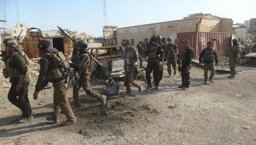 نیروهای عراقی در نزدیکی ساختمان استانداری در الرمادی