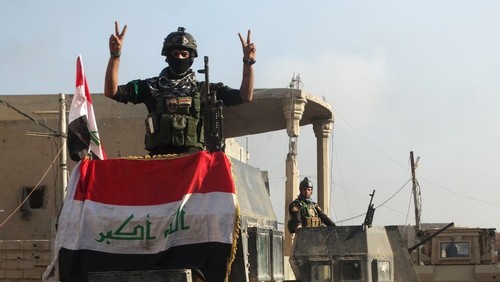 بالا بردن پرچم عراق در مجتمع دولتی در الرمادی