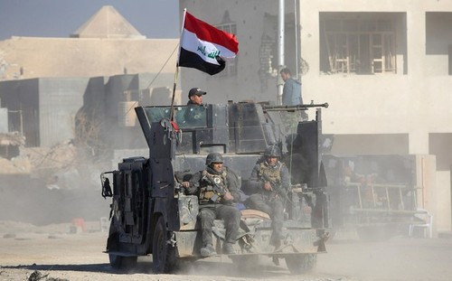 نیروهای عراقی در داخل ساختمان استانداری در الرمادی
