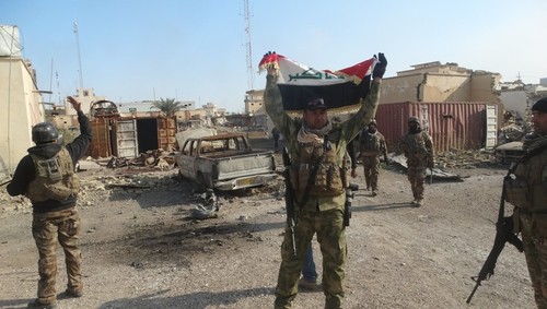 نیروهای عراقی در داخل ساختمان استانداری درالرمادی
