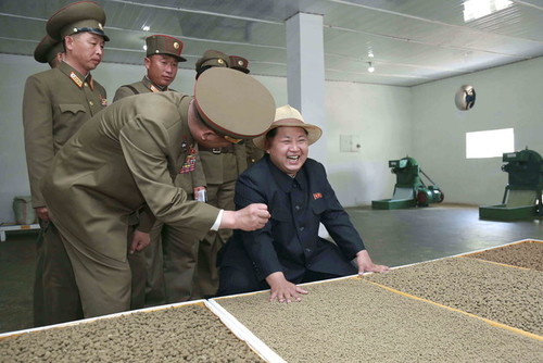 خنده کیم جونگ اون رهبر کره شمالی