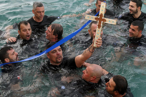 گرفتن صلیب در آب در مراسم جشن کریسمس مسیحیان ارتدوکس های یونان 