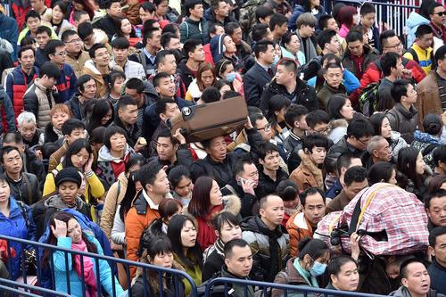 سرگردانی و ازدحام هزاران مسافر در ایستگاه قطار شهر گوانگ ژو چین به دلیل شرایط بد جوی . همزمان با آغاز تعطیلات سال نو چینی سفرهای داخلی در این کشور چند برابر افزایش یافته است