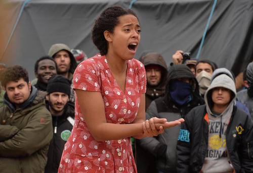 اجرای نمایشنامه هملت برای صدها پناهجوی خاورمیانه ای در کمپ پناهجویان در کاله فرانسه