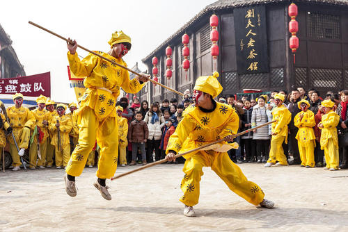 نمایش خیابانی در آنیانگ چین به مناسبت سال نو چینی