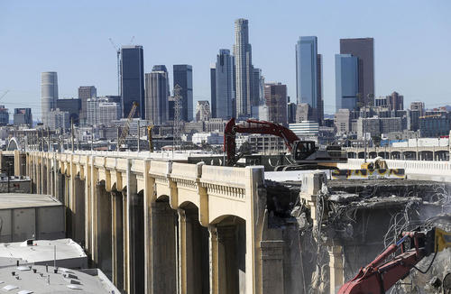 تخریب یک پل قدیمی در منطقه هالیوود شهر لس آنجلس آمریکا
