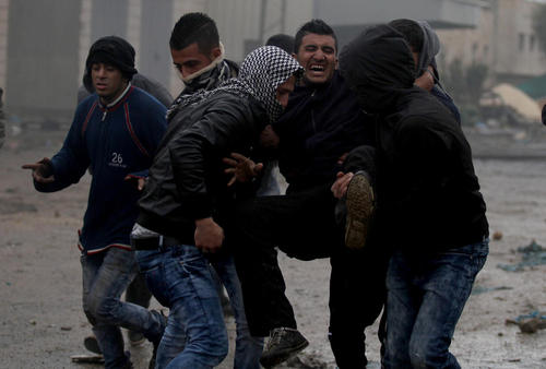 انتقال یکی زخمی در جریان تظاهرات ضد اسراییلی جوانان فلسطینی در شهر جنین