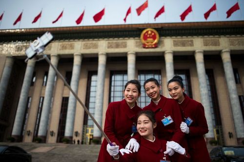 سلفی گرفتن در مقابل ساختمان کنگره ملی خلق چین در پکن