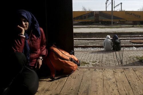 انتظار کشیدن پناهجویان خاورمیانه ای در مرز یونان و مقدونیه