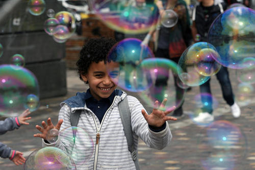 حباب بازی یک کودک در یکی از میادین اصلی شهر آتن