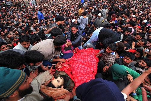 مراسم تشییع یک اسلامگرا در کشمیر