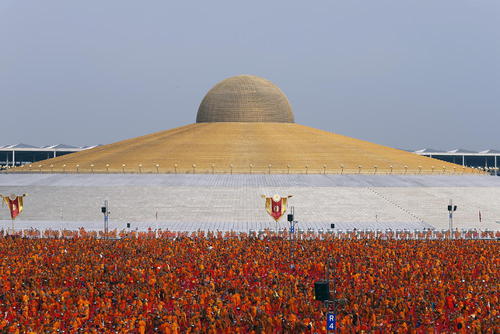 گردهمایی سالانه نزدیک به 100 هزار راهب بودایی تایلند در معبدی در شهر پاتوم ثانی