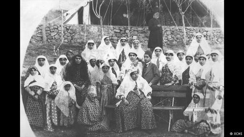  عصمت‌الدوله (وسط عکس نشسته روی صندلی) در کنار فرزندان خود فخرالتاج و دوست‌محمد خان و سایر بستگان. 